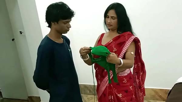 Bra bechne wale ne Bengali boudi ki chut chodi