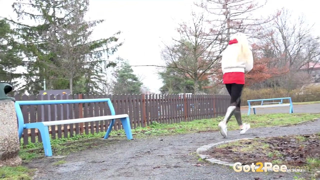 Blonde babe Daisy Lee relieves her piss desperation