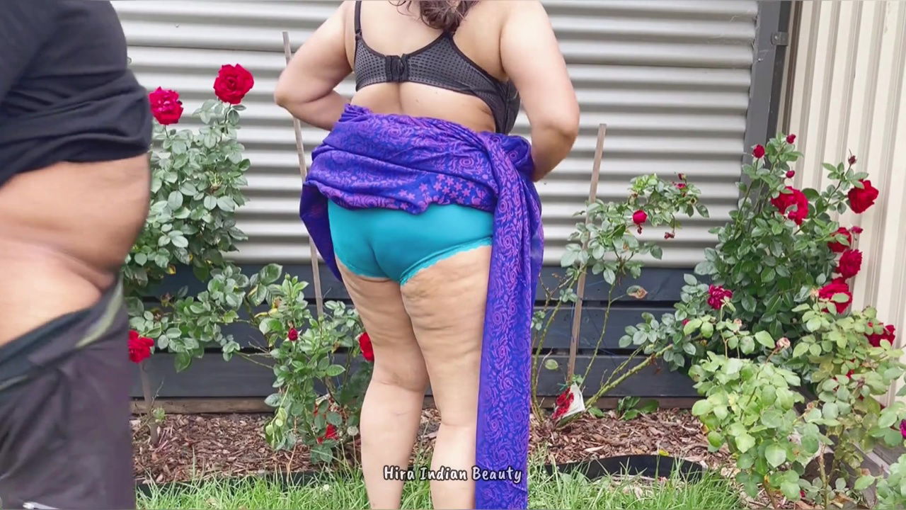 Big Boobs Indian Mom Wearing Traditional Saree – fucked in Doggy Style at Outdoor – Saree Sex