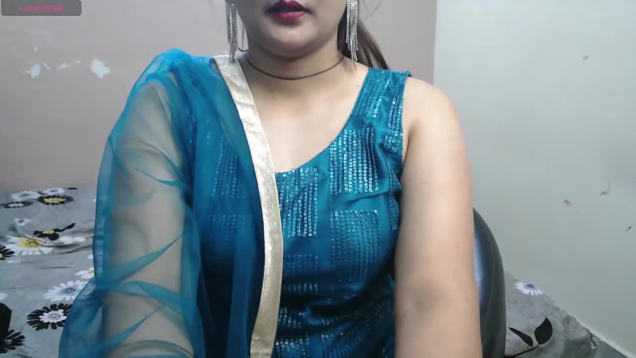 Hottie in Salwar showing perfectly round boobs