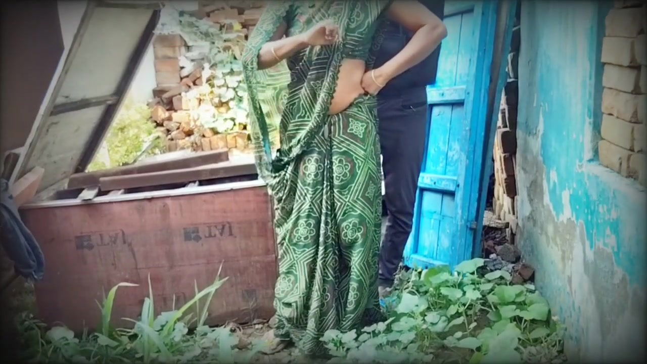Indian Desi Bhabhi Sex in the Outdoor Vegetable Field