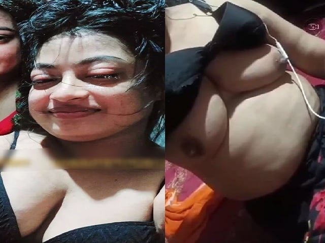 Married bhabhi removing bra and showing big boobs