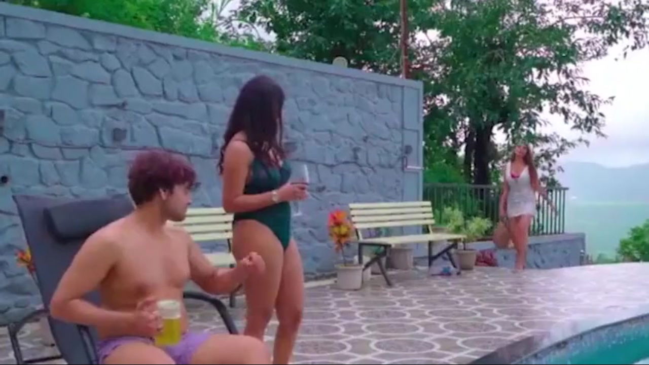 Apne Boyfriend ke samne utaare kapde