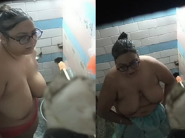 Chubby MILF bathing caught by neighbor viral MMS