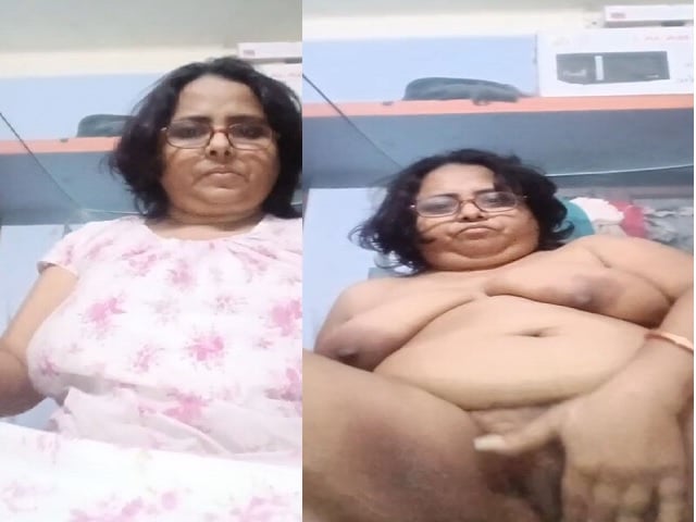 Mature MILF dildoing pussy using chapati roller